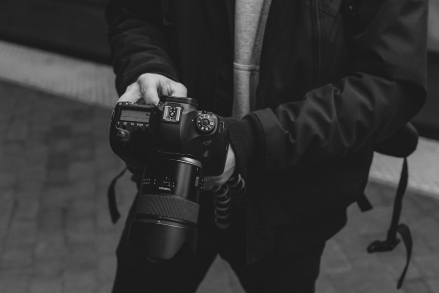 Photographe capturant un paysage en lumière naturelle